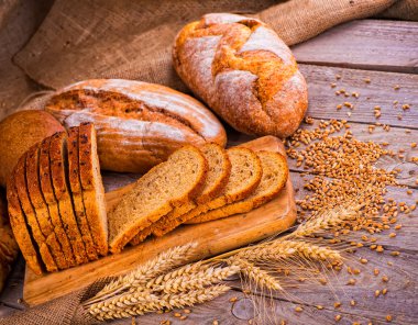 Tahtada taze ekmek ve buğday