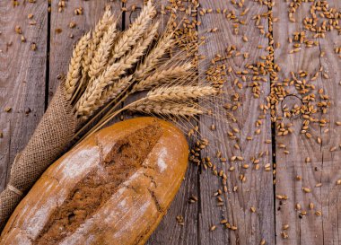 Tahtada taze ekmek ve buğday