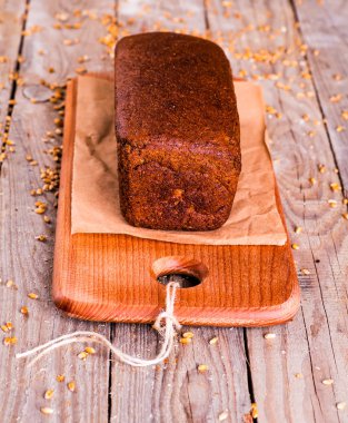 Tahtada taze ekmek ve buğday