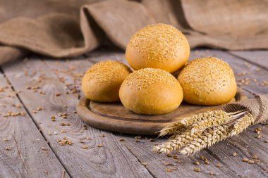 sandviç için hamburger ile ahşap üzerine Mısır kulak