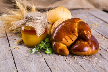 Bir kavanoz bal, dilim ekmek, buğday ve eski bir vintage süt