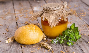 Bir kavanoz bal, dilim ekmek, buğday ve eski bir vintage süt