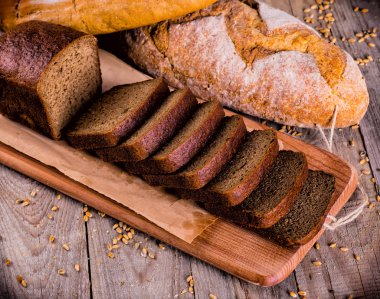 Tahta zeminde taze ekmek