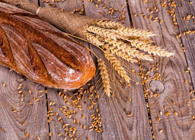 Ahşap masa arkasında pişmiş ekmek çeşitleri