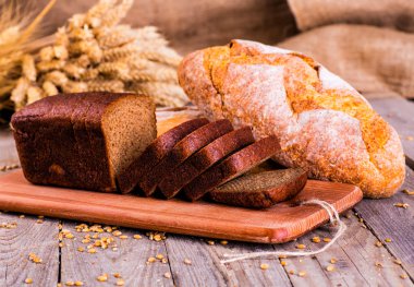 Tahtada taze ekmek ve buğday