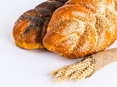 Tatlı haşhaş ve susam, üzerinde beyaz izole ile rulo