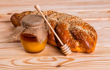 İki bütün taze challah ekmek ile haşhaş ve susam ve ho