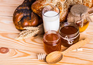 İki bütün taze challah ekmek ile haşhaş ve susam ve ho