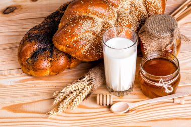 haşhaş ve susam süt ve bal ahşap backgr tarih ile lezzetli çörekler