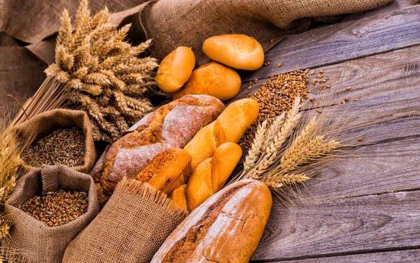 Different bread and bread slices. Food background. — Stock Photo, Image