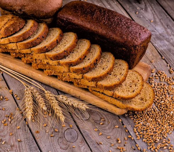 Свіжий хліб на дерев'яній землі — стокове фото