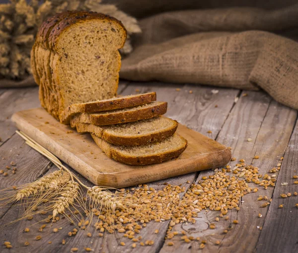 Färskt bröd och vete på träet — Stockfoto