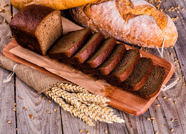 Diferentes rebanadas de pan. Fondo alimentario . — Foto de Stock