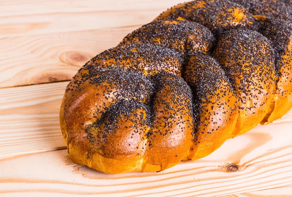 Zwei ganze frische Challah-Brote mit Mohn und Sesam und — Stockfoto