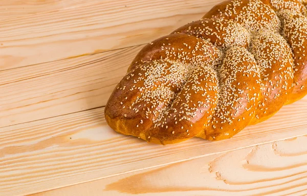 Два свежих хлеба из халы с маком и кунжутом и хо — стоковое фото
