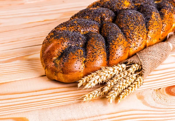 Haşhaş ve bir tahta üzerinde susam ile iki bütün taze challah ekmek — Stok fotoğraf