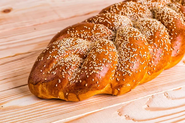 Haşhaş ve bir tahta üzerinde susam ile iki bütün taze challah ekmek — Stok fotoğraf