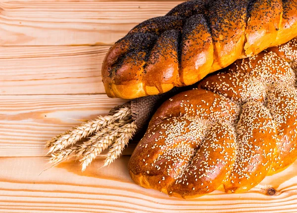 Haşhaş ve bir tahta üzerinde susam ile iki bütün taze challah ekmek — Stok fotoğraf