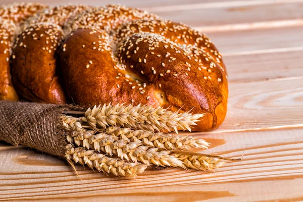 Two whole fresh challah bread with poppy and sesame on a wooden — Stock Photo, Image