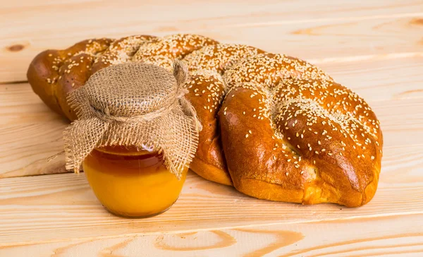 Dvě čerstvé Chala chleba s mákem a Sezamová semínka a had — Stock fotografie