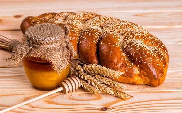 Two whole fresh challah bread with poppy and sesame seeds and ho — Stock Photo, Image