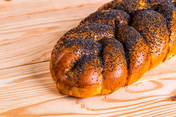 Zwei ganze frische Challahbrot mit Mohn und Sesam auf einem hölzernen — Stockfoto