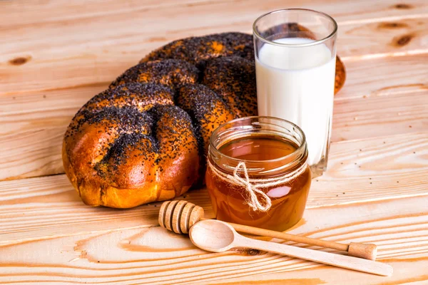 Leckere Semmeln mit Mohn und Sesammilch und Honig auf Holzbackgr — Stockfoto
