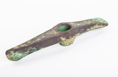 Beyaz backgr izole Tarih öncesi bronz balta, antik halklar,