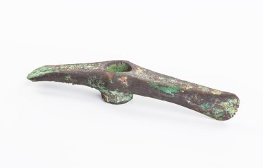 Beyaz backgr izole Tarih öncesi bronz balta, antik halklar,