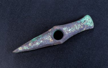 Tarih öncesi bronz balta, eskilerin üzerinde siyah bir backgro izole,