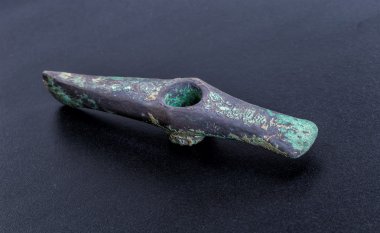 Tarih öncesi bronz balta, eskilerin üzerinde siyah bir backgro izole,