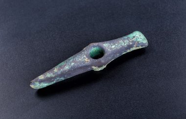 Tarih öncesi bronz balta, eskilerin üzerinde siyah bir backgro izole,