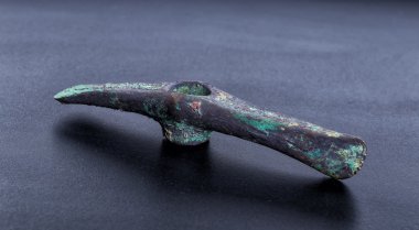 Tarih öncesi bronz balta, eskilerin üzerinde siyah bir backgro izole,