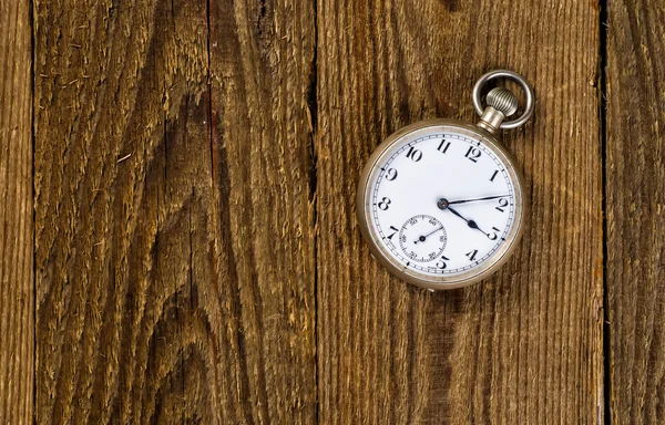 Παλιό ρολόι τσέπης και κλειδί στο ξύλινο φόντο με κενό spa — Φωτογραφία Αρχείου