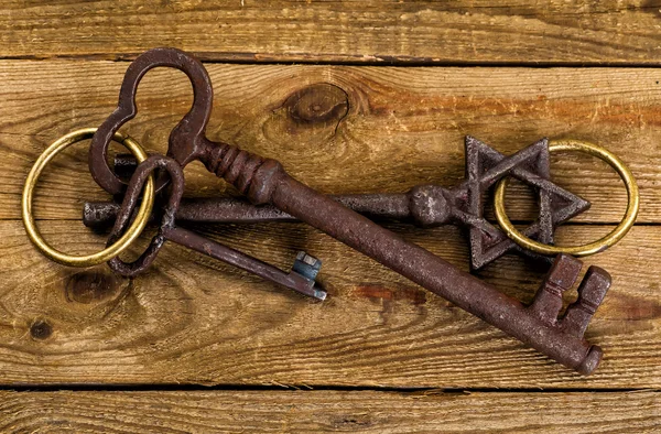Vintage key on wooden background — Stock Photo, Image