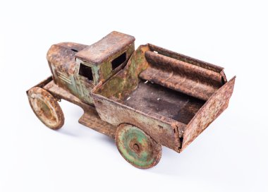 Beyaz arka plan üzerinde izole vintage oyuncak kamyon
