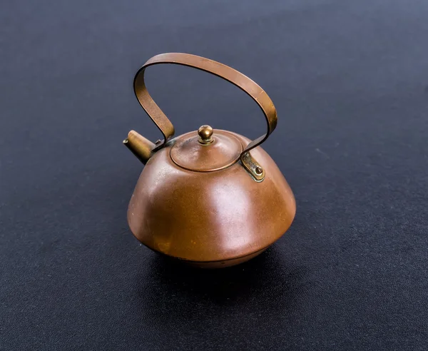 Old copper teapot on wooden table — Stock Photo, Image