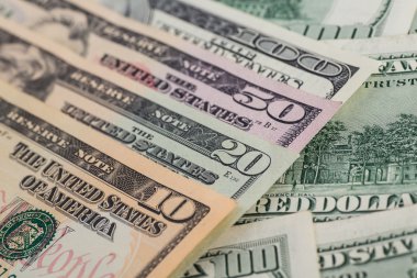 Yüz ABD dolar faturaları bir tabloda yığını