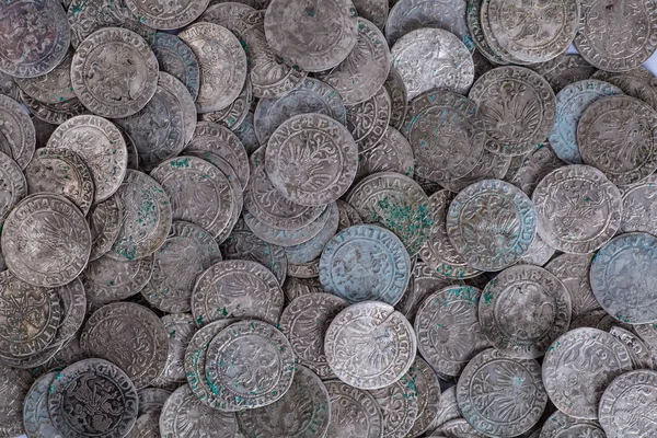 Клад старинных средневековых монет на серебряном фоне — стоковое фото