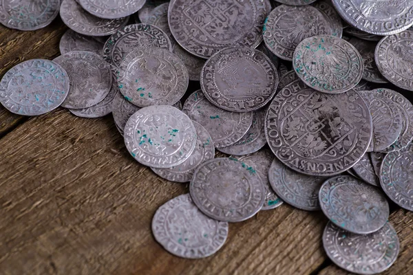 Клад старинных средневековых монет на серебряном фоне — стоковое фото