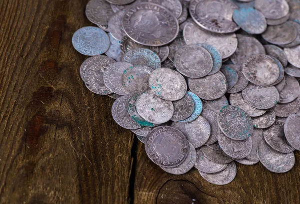 古代中世硬貨の宝庫銀背景 — ストック写真