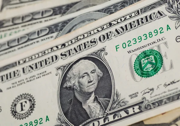 Hromadu sto americké dolarové bankovky na stůl — Stock fotografie