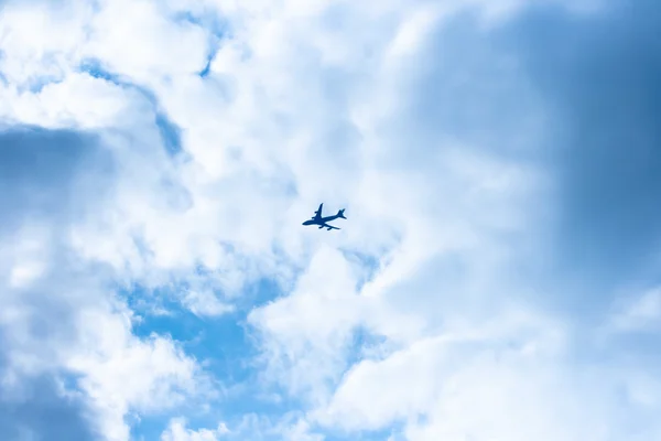 Bir gökyüzünde uçan uçak