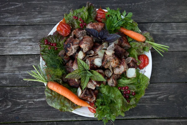 plaka üzerinde ızgara domuz