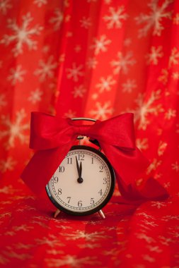 Büyük kırmızı yay ile saat