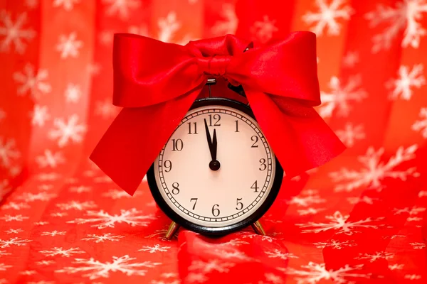 Kırmızı yay ile klasik çalar saat