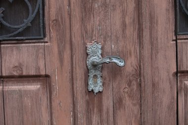Paslı kapı kolu ile ahşap kapı parçası