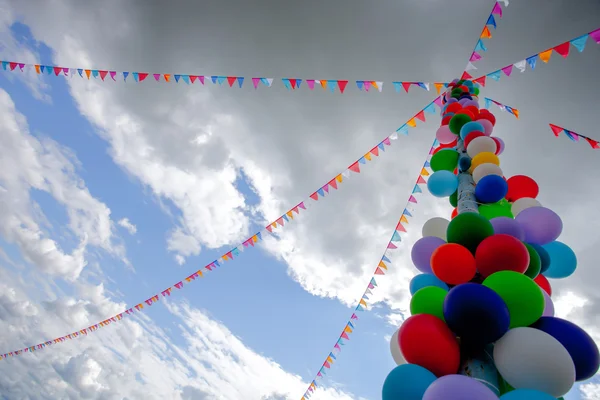 Balon ve bayrak direği