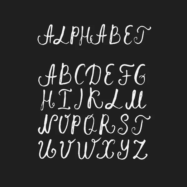 Handgeschreven kalligrafische witte alfabet geschreven met borstel pen op zwarte achtergrond. Handgemaakte Abc lettertype typografie — Stockvector