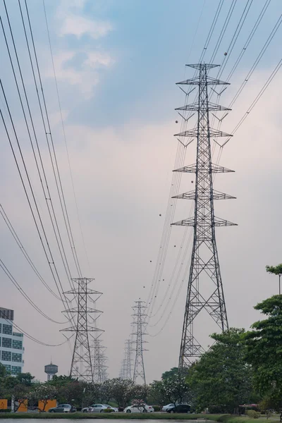 Башня электропередач на фоне неба . — стоковое фото